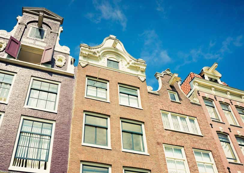 Nederlandse stadswoningen met vernieuwde kozijnen, officieel REHAU SYNEGO NL-beeld