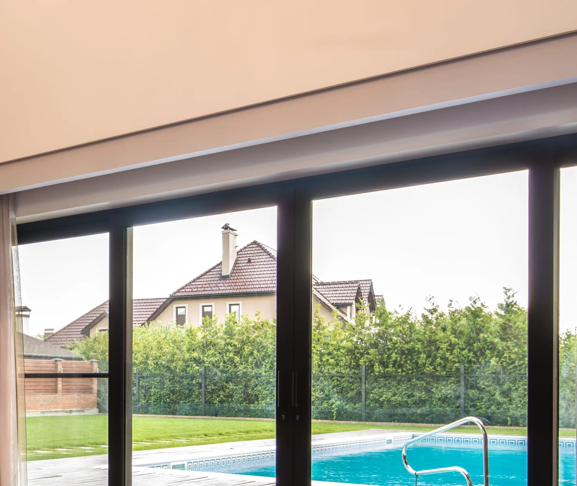 Grote glasvlakken in slanke kaders, vanaf de woonkamer naar terras en tuin