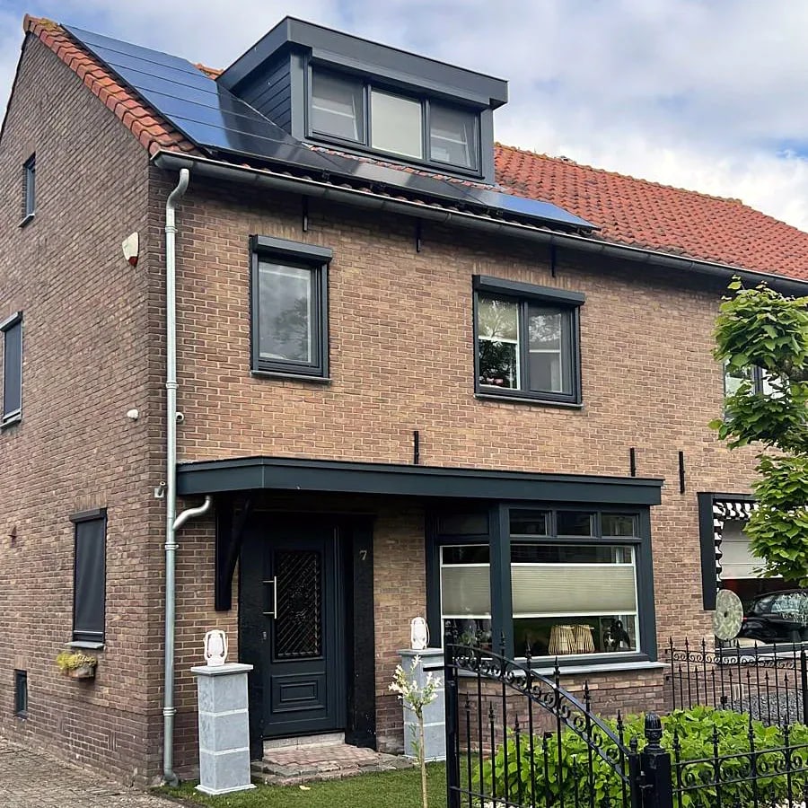 Nederlandse bakstenen hoekwoning met nieuwe antraciet kozijnen en isolerend glas